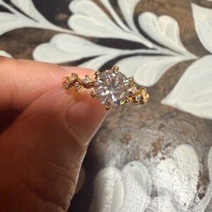 Elegant Gold Moissanite Women's Ring